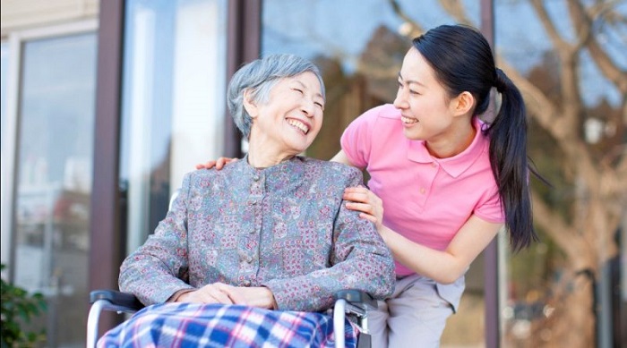 Thuê giúp việc chăm người già sẽ giúp bạn có thể tập trung hơn vào công việc và học tập